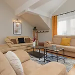 Spacious Apartment For 8 Guests Near Metro Natolin By Noclegi Renters
