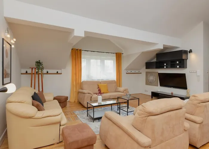 Spacious Apartment For 8 Guests Near Metro Natolin By Noclegi Renters