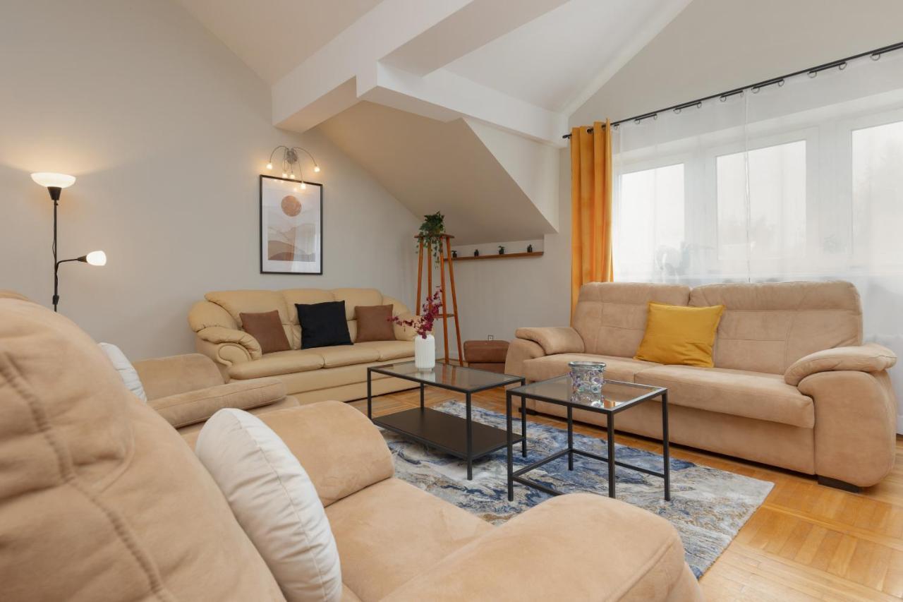 Spacious For 8 Guests Near Metro Natolin By Renters