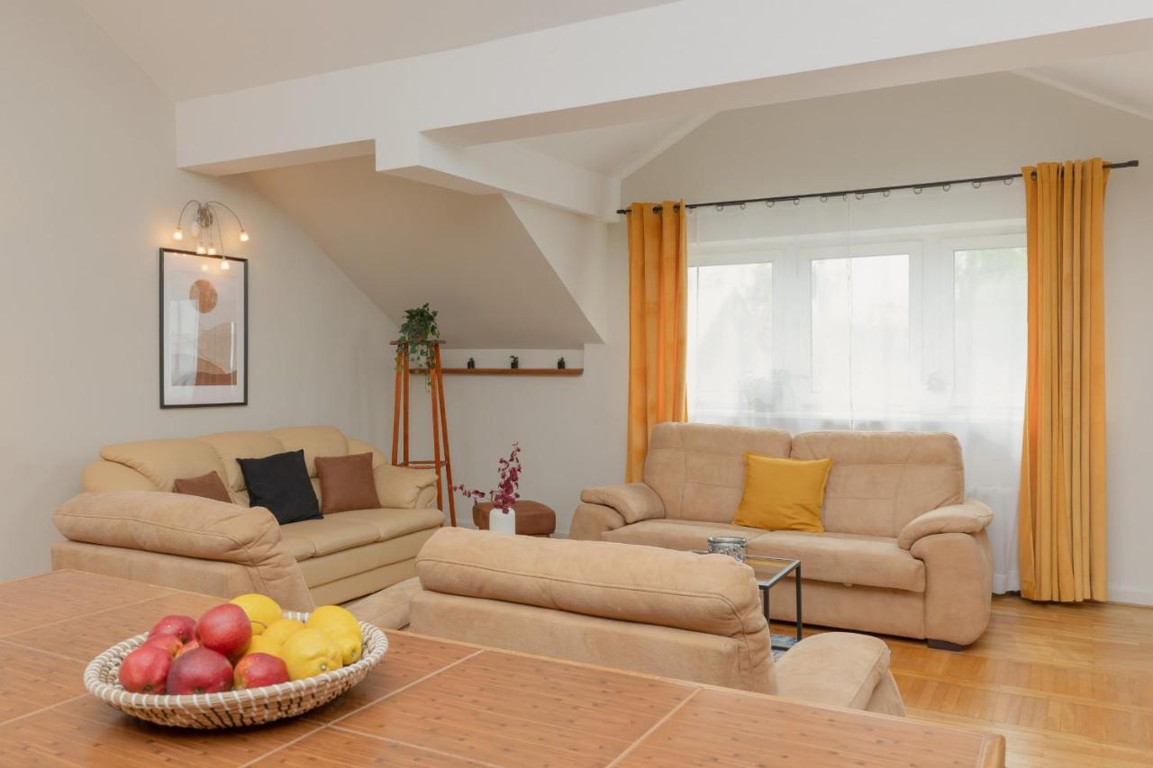 Leilighet Spacious For 8 Guests Near Metro Natolin By Renters *