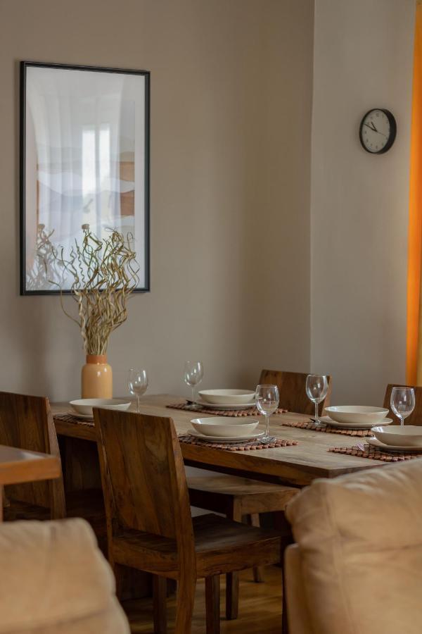 Leilighet Spacious For 8 Guests Near Metro Natolin By Renters