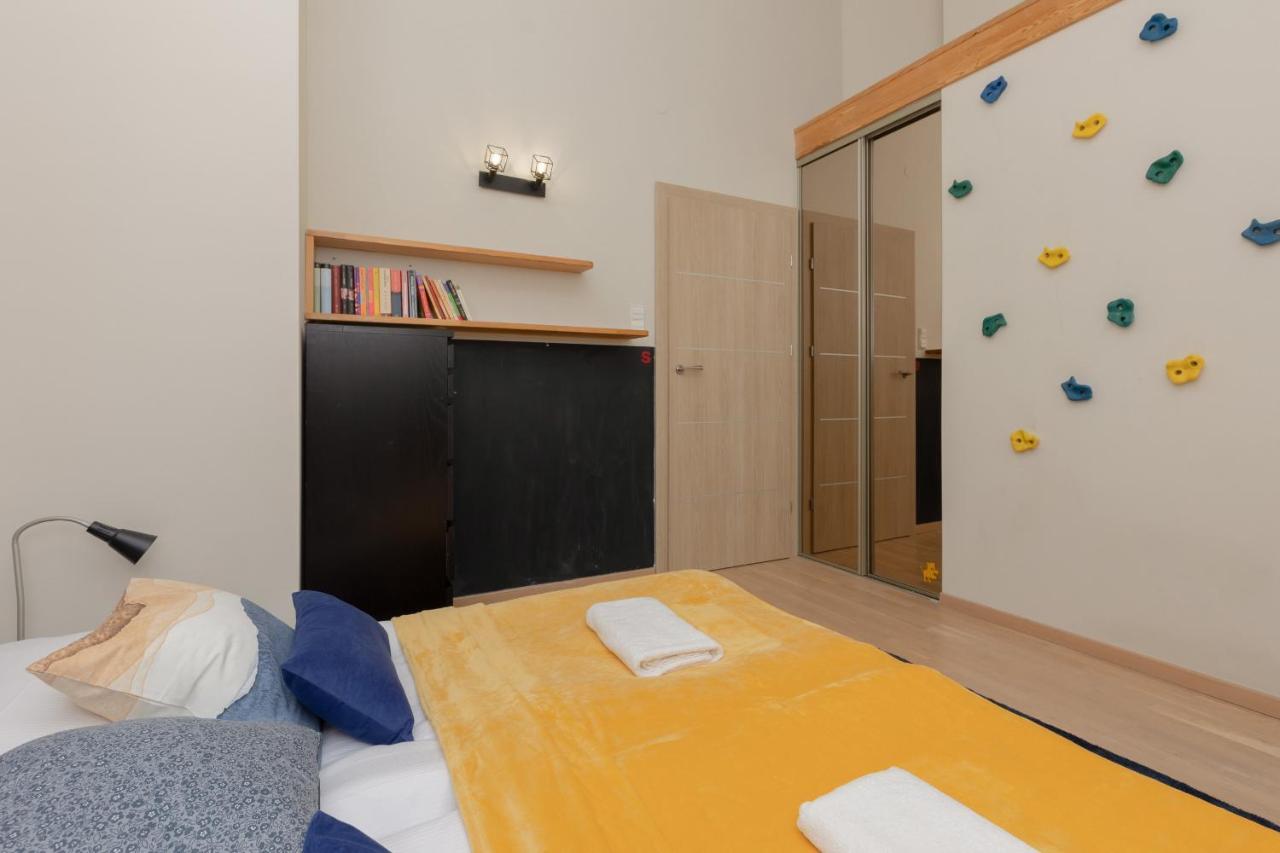 Leilighet Spacious For 8 Guests Near Metro Natolin By Renters