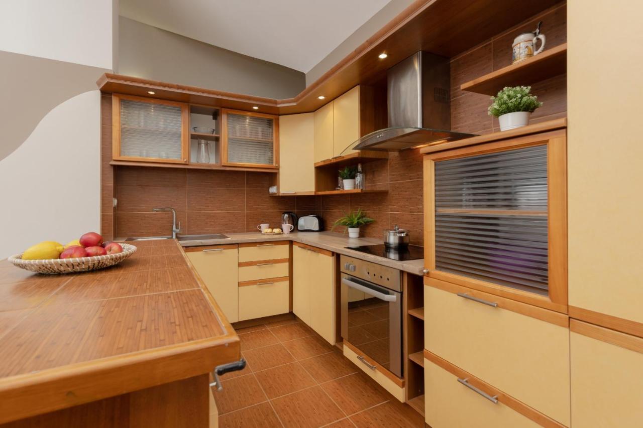Leilighet Spacious For 8 Guests Near Metro Natolin By Renters *