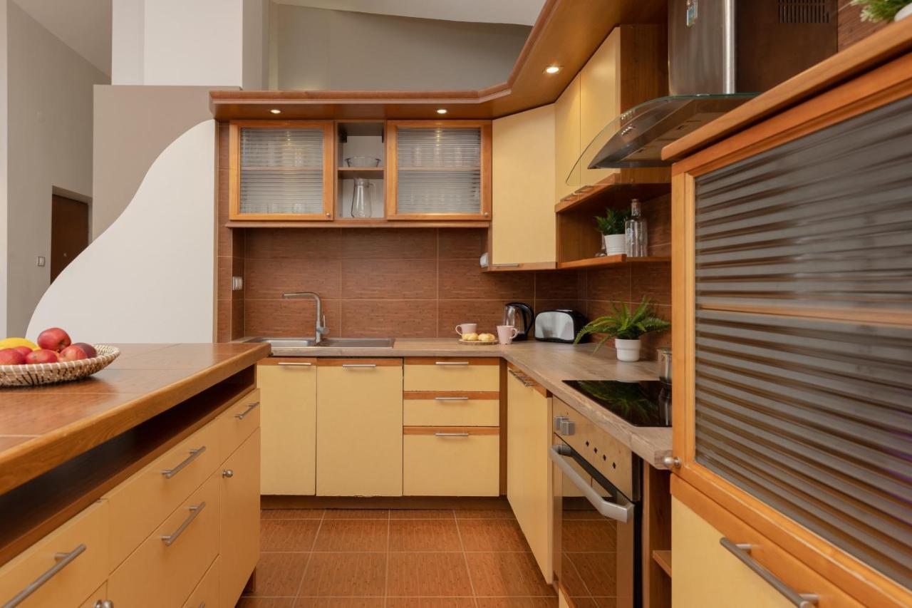 Spacious For 8 Guests Near Metro Natolin By Renters Leilighet