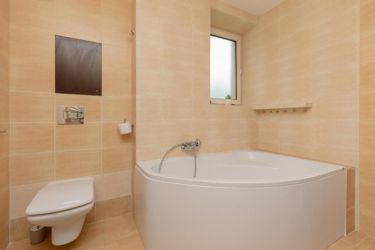 Spacious For 8 Guests Near Metro Natolin By Renters * Warszawa